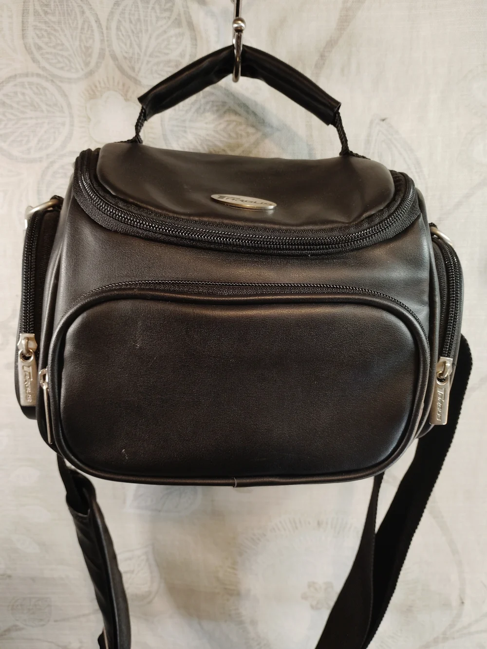 Targus Black Men's Messenger/Crossbody /Camera Bag